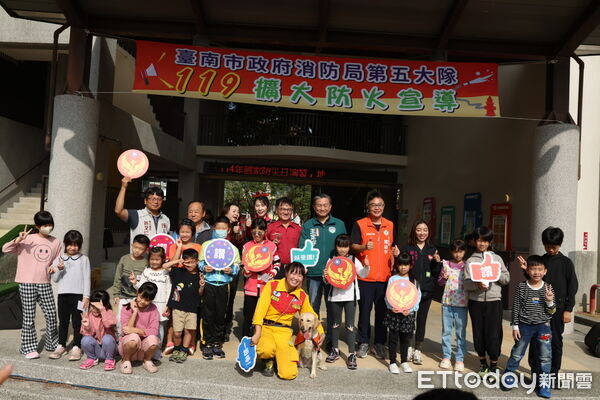 ▲台南市消防局第五大隊在歸仁保西國小舉辦防火體驗營，小朋友換上消防衣化身「小小消防員」。（記者林東良翻攝，下同）