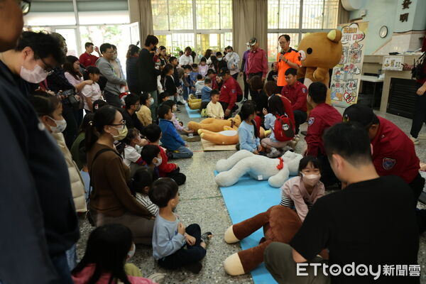 ▲台南市消防局第五大隊在歸仁保西國小舉辦防火體驗營，小朋友換上消防衣化身「小小消防員」。（記者林東良翻攝，下同）