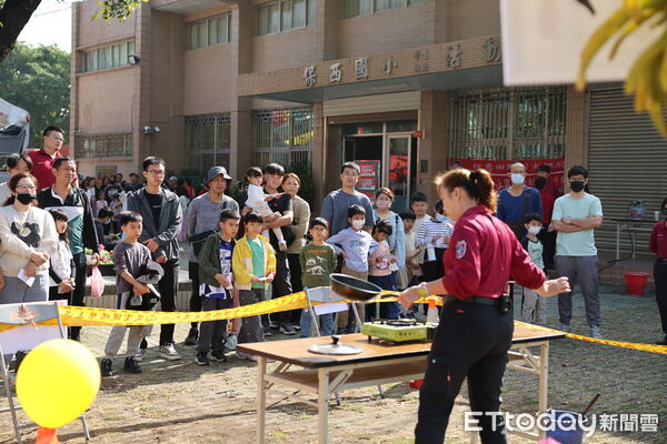 ▲台南市消防局第五大隊在歸仁保西國小舉辦防火體驗營，小朋友換上消防衣化身「小小消防員」。（記者林東良翻攝，下同）