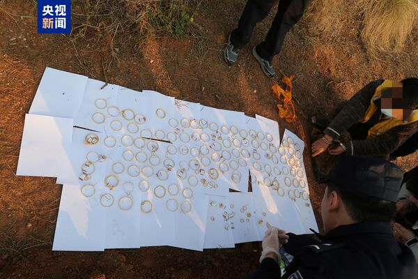 ▲▼鑿牆偷走700萬元黃金！陸賊「贓物埋自家祖墳墓碑」。（圖／翻攝微博）