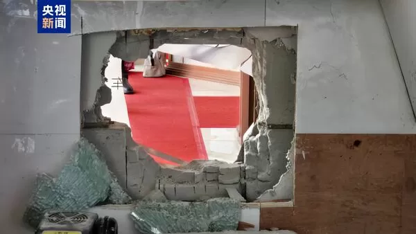 ▲▼鑿牆偷走700萬元黃金！陸賊「贓物埋自家祖墳墓碑」。（圖／翻攝微博）