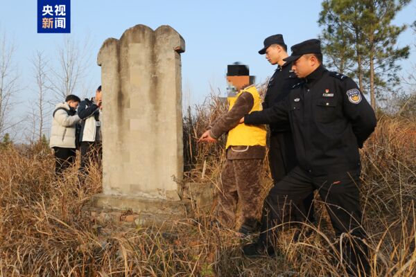 ▲▼鑿牆偷走700萬元黃金！陸賊「贓物埋自家祖墳墓碑」。（圖／翻攝微博）