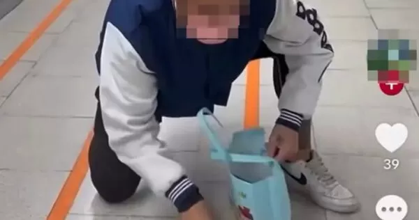 一名雞肉店員工昨天（20日）PO出在高鐵月台模仿張文丟擲煙霧彈的影片，引發撻伐。（圖／翻攝當事人TikTok）