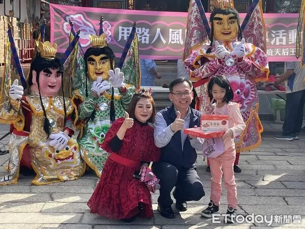 ▲「保庇天后」王彩樺現身台南祀典大天后宮，與公路局攜手宣導用路人風險意識，提醒民眾遵守交通規則、遠離事故風險。（記者林東良翻攝，下同）