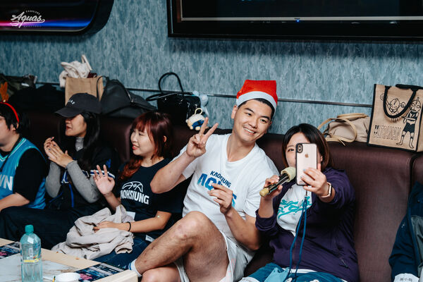 ▲高雄全家海神浪人情歌享見你聖誕趴，胡瓏貿與球迷同樂。（圖／高雄全家海神提供）