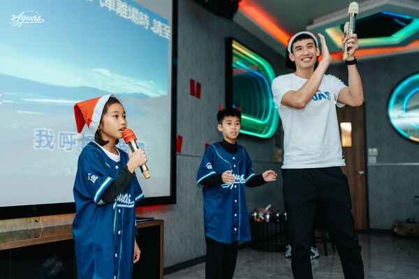 ▲高雄全家海神浪人情歌享見你聖誕趴，唐維傑開心與球迷同歡。（圖／高雄全家海神提供）