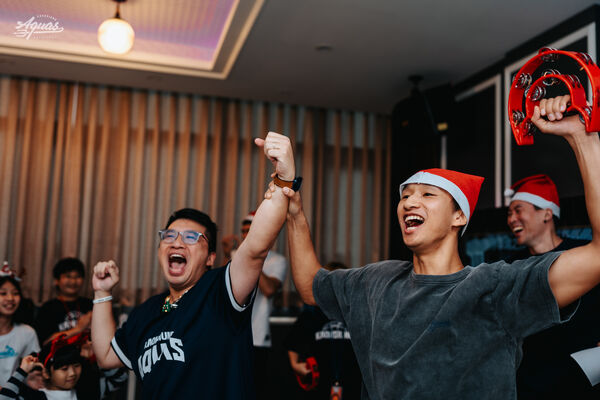 ▲高雄全家海神浪人情歌享見你聖誕趴，蘇文儒與球迷合唱。（圖／高雄全家海神提供）