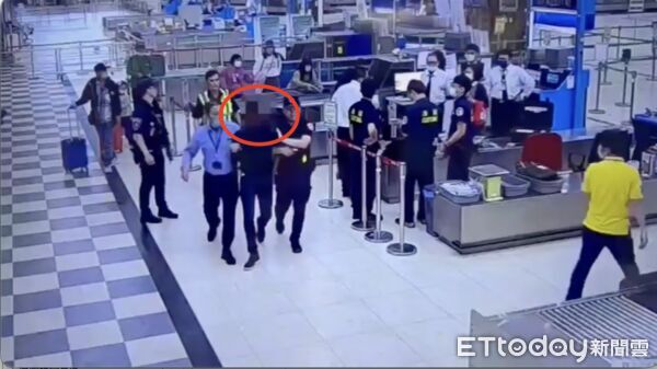 ▲外籍男子狂奔衝往入境大廳            。（圖／記者吳奕靖翻攝）