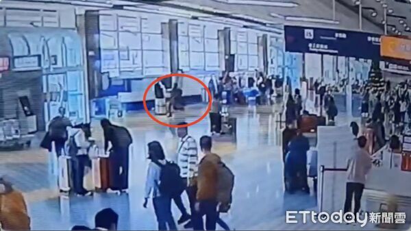 ▲外籍男子狂奔衝往入境大廳            。（圖／記者吳奕靖翻攝）