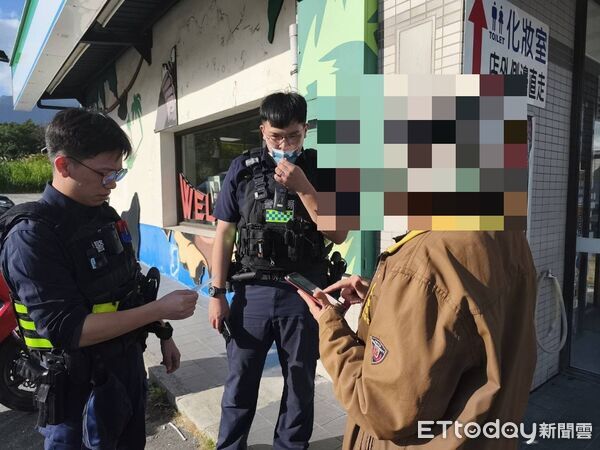 ▲超商店員與警方聯手防詐。（圖／記者楊晨東翻攝）