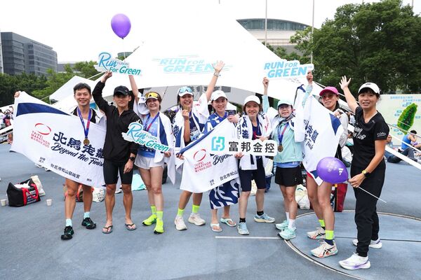 富邦集團董事長蔡明忠今年第12度完賽臺北馬半程馬拉松。（圖／富邦金控提供）