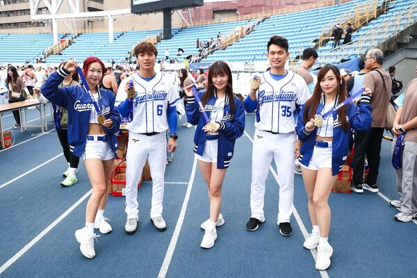 富邦集團董事長蔡明忠今年第12度完賽臺北馬半程馬拉松。（圖／富邦金控提供）