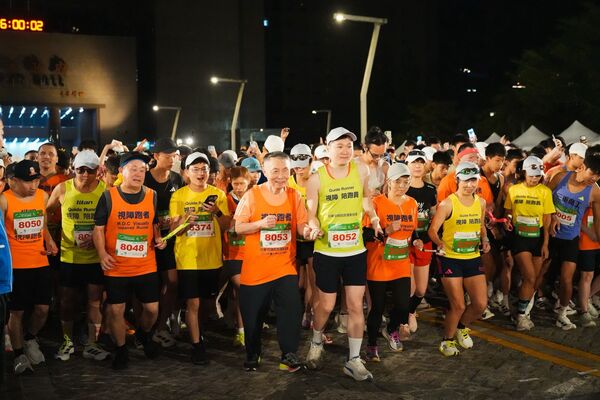 富邦集團董事長蔡明忠今年第12度完賽臺北馬半程馬拉松。（圖／富邦金控提供）