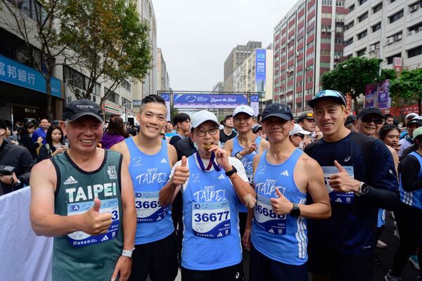 富邦集團董事長蔡明忠今年第12度完賽臺北馬半程馬拉松。（圖／富邦金控提供）
