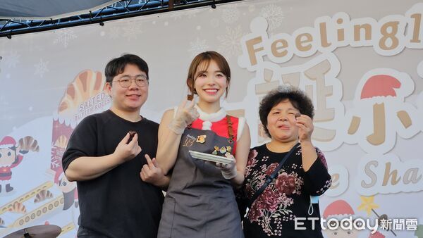 ▲▼李多慧男粉絲（左）以1萬2000元標下世界冠軍級的公益麵包。（圖／記者高堂堯攝）