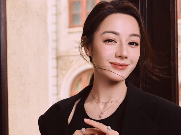 迪麗熱巴優雅不費力　MIKIMOTO星星珠寶上身款款百搭