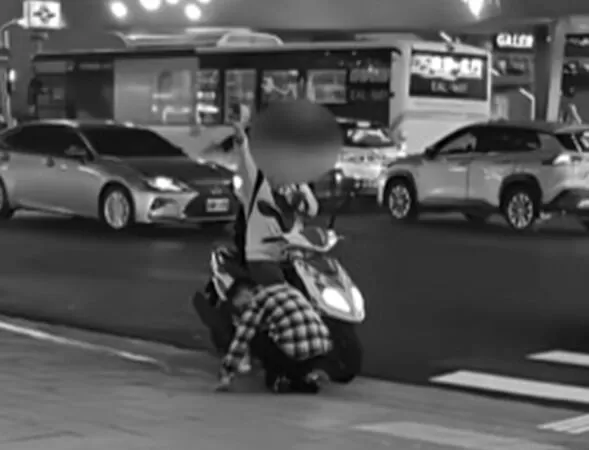 ▲▼騎士一度揮手呼救，疑似要指揮警方去抓嫌犯，一手更緊握手機，可能想打電話。（圖／翻攝自YouTube／mn op）