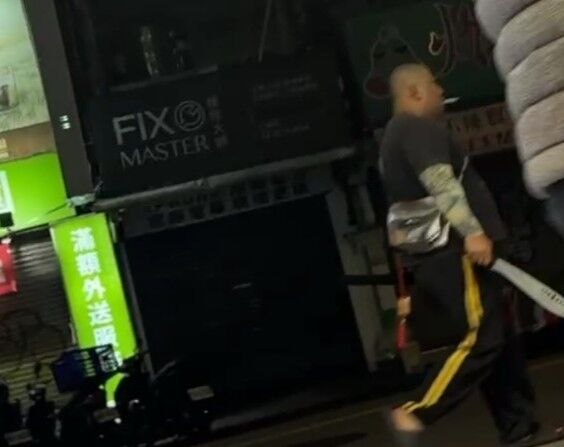 ▲▼凌晨有民眾在士林夜市附近，目擊一名男子疑似持刀來回走動，行為異常。（圖／Threads／hxuxxzi提供）