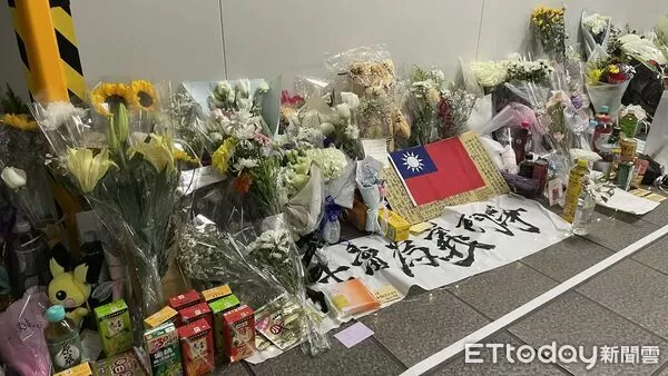▲張文在台北車站隨機殺人，M7出口民眾獻花致敬罹難的英雄余家昶。（圖／記者許凱彰攝）