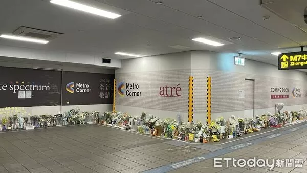 ▲▼張文在台北車站隨機殺人，M7出口民眾獻花致敬罹難的英雄余家昶。（圖／記者許凱彰攝）