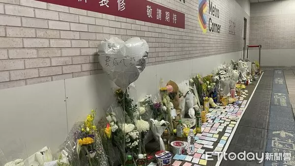 ▲▼張文在台北車站隨機殺人，M7出口民眾獻花致敬罹難的英雄余家昶。（圖／記者許凱彰攝）