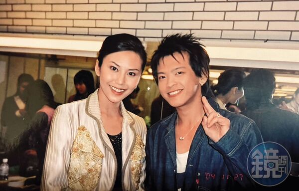 楊居霖（右）曾與凱渥名模洪曉蕾（左）等人合照或合拍廣告。（讀者提供）