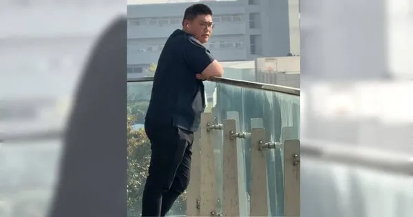 雨晴民調公司創辦人白邦廷，在主委管碧玲的提攜下進入海委會任專委，每天則花大把時間在天台講電話。（圖／讀者提供）