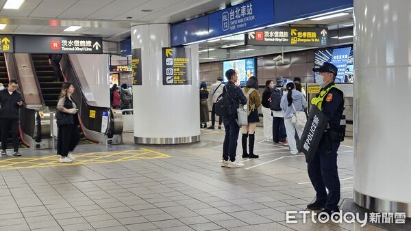 ▲▼1219隨機攻擊事件捷運台北車站板南線月台警察手持警用盾牌站崗。（圖／記者呂佳賢攝）