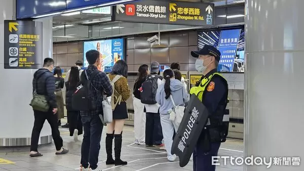 ▲▼1219隨機攻擊事件捷運台北車站板南線月台警察手持警用盾牌站崗。（圖／記者呂佳賢攝）