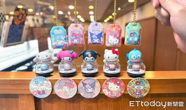 ▲藏壽司與三麗鷗家族再度聯名　15款達摩、御守造型扭蛋12/26登場。（圖／藏壽司提供）