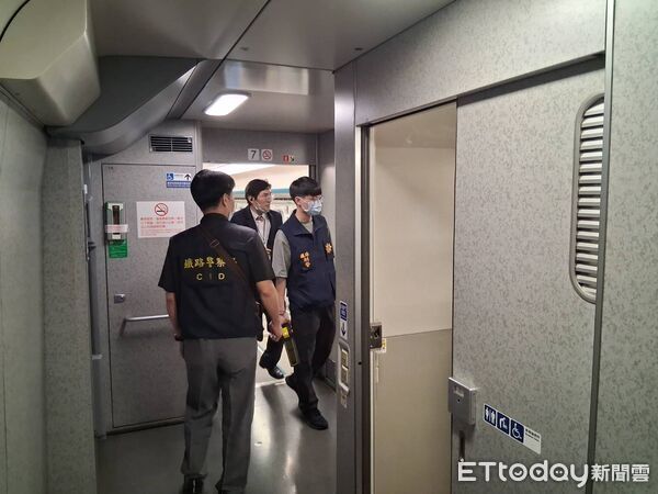 ▲彭姓被告涉嫌在高鐵列車上謊稱將發生爆炸，鐵警局高雄分局台南所警方獲報後立即全面檢查列車。（記者林東良翻攝，下同）