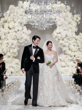 ▲▼申敏兒甜勾金宇彬入場！婚禮照曝光　夫妻倆準備「高級小禮」獲讚。（圖／翻攝自公司）