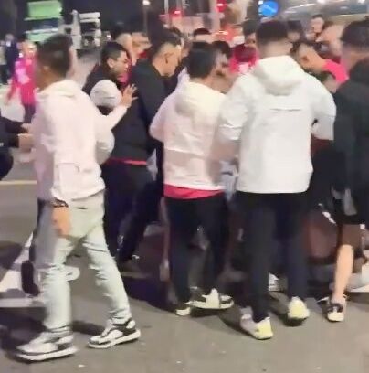 ▲▼2名男子索討5萬債務反被壓制群毆，直到警方到場遏阻。（圖／記者爆料網提供）