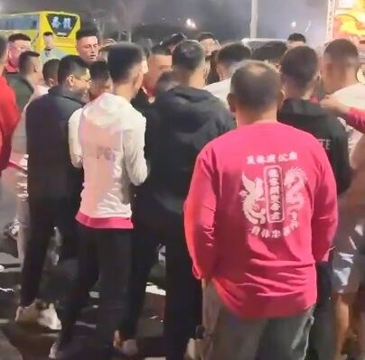 ▲▼2名男子索討5萬債務反被壓制群毆，直到警方到場遏阻。（圖／記者爆料網提供）