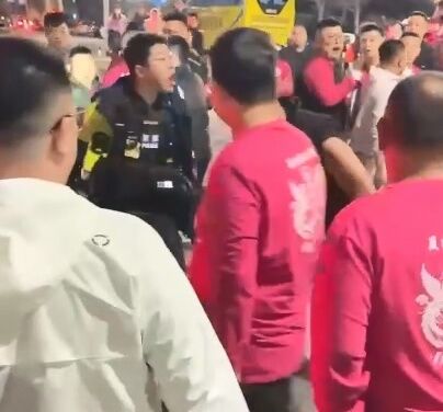 ▲▼2名男子索討5萬債務反被壓制群毆，直到警方到場遏阻。（圖／記者爆料網提供）