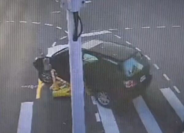 ▲休旅車硬上輾過庇護島。（圖／民眾提供）