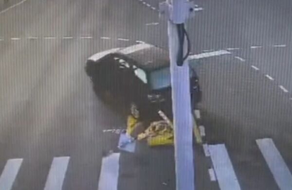 ▲休旅車硬上輾過庇護島。（圖／民眾提供）