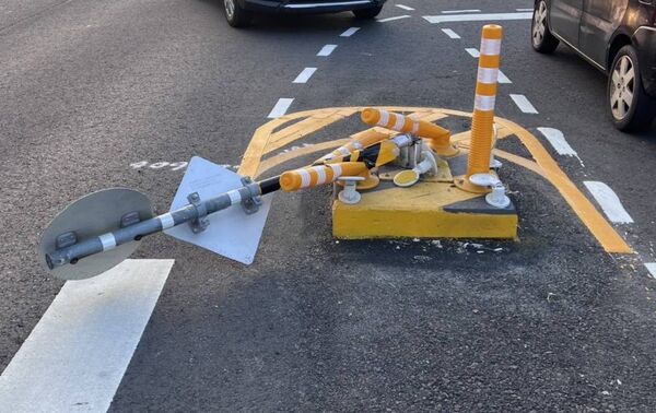 ▲休旅車硬上輾過庇護島。（圖／民眾提供）