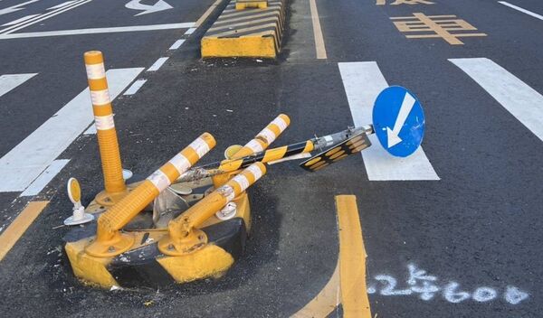 ▲休旅車硬上輾過庇護島。（圖／民眾提供）