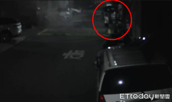 ▲▼高雄男子手持棍棒沿街攻擊汽機車，亂噴滅火器嚇壞民眾。（圖／記者賴文萱翻攝）