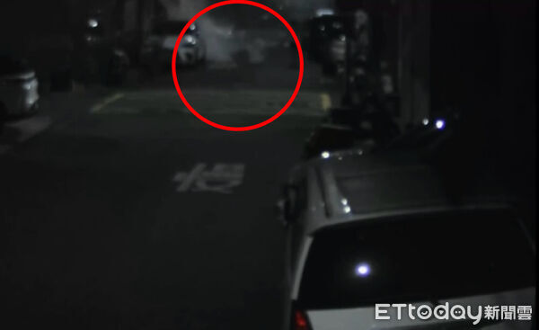 ▲▼高雄男子手持棍棒沿街攻擊汽機車，亂噴滅火器嚇壞民眾。（圖／記者賴文萱翻攝）