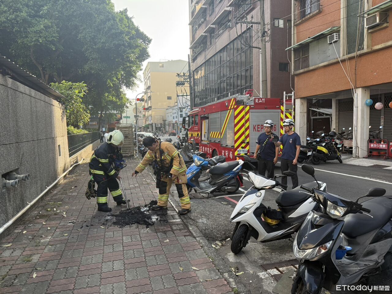 高雄男當街吵架突放火燒!機車藏砍柴刀 引發恐慌遭送辦