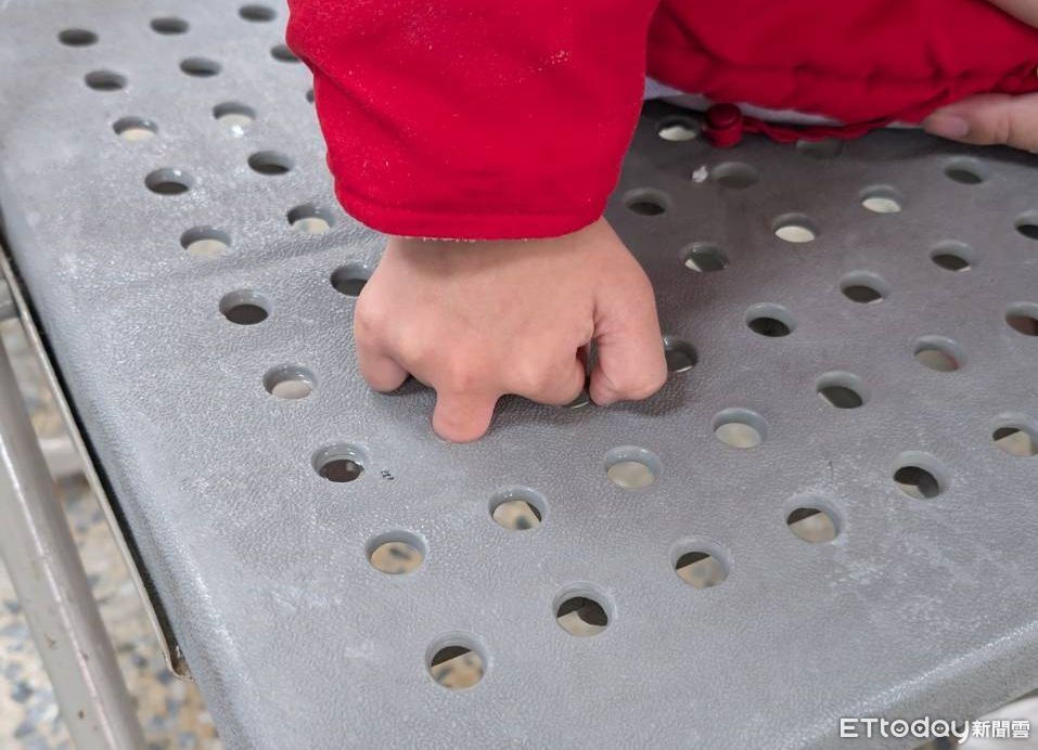 苗栗2歲女童將手指插入椅洞 哇哇大哭...119又鋸又剪助脫困