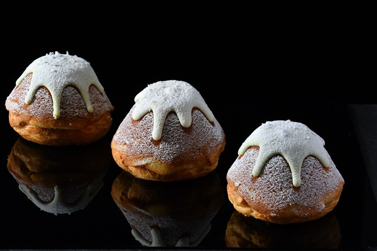 ▲亞尼克草莓生乳捲、富士山生泡芙。（圖／品牌提供）