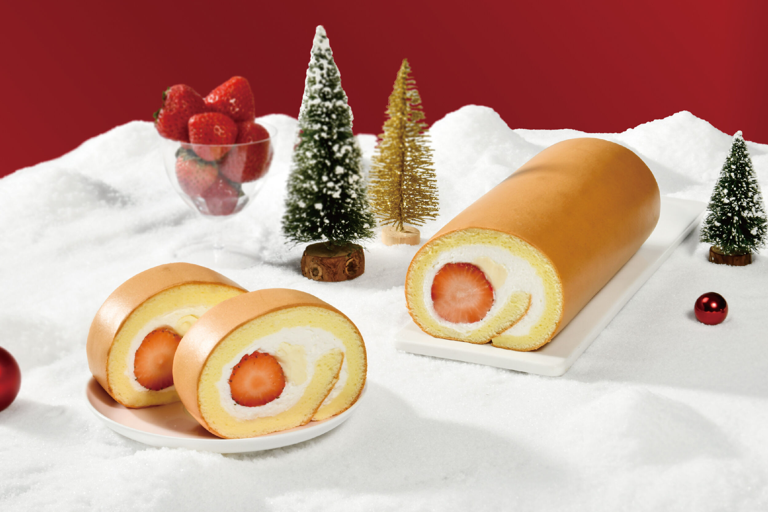 ▲亞尼克草莓生乳捲、富士山生泡芙。（圖／品牌提供）