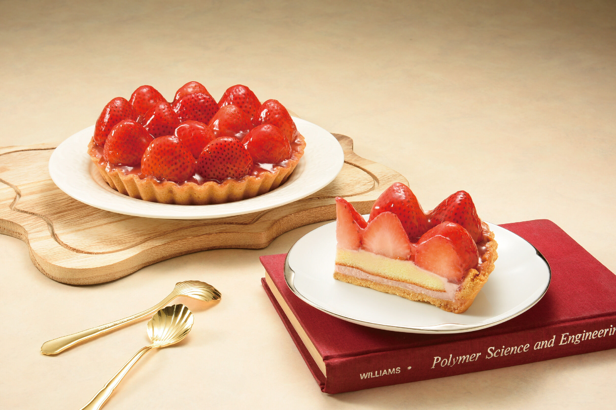 ▲亞尼克草莓生乳捲、富士山生泡芙。（圖／品牌提供）