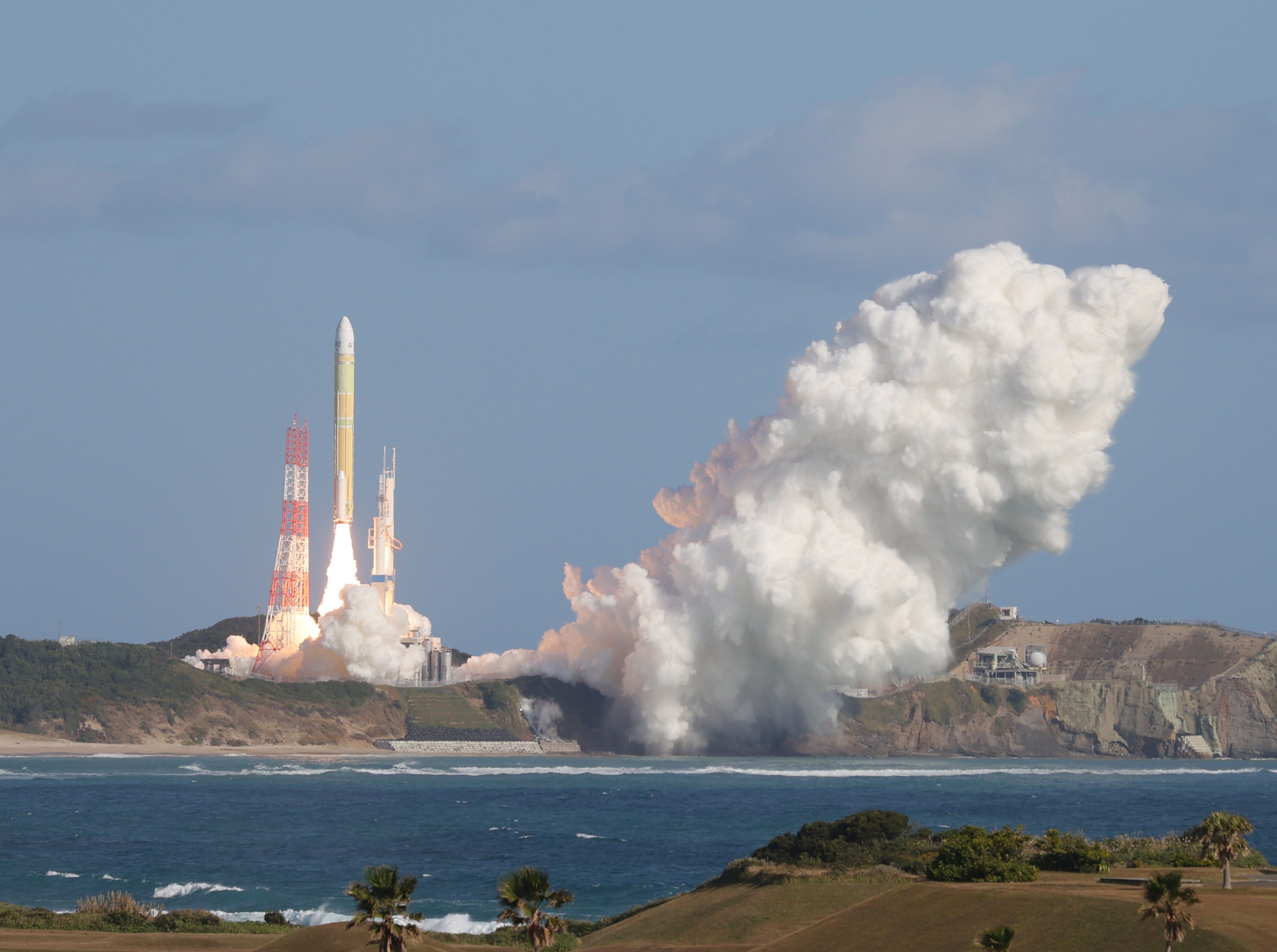 ▲▼日本在鹿兒島縣種子島宇宙中心發射搭載準天頂衛星系統「引路者5號」的H3型運載火箭。（圖／達志影像／美聯社）