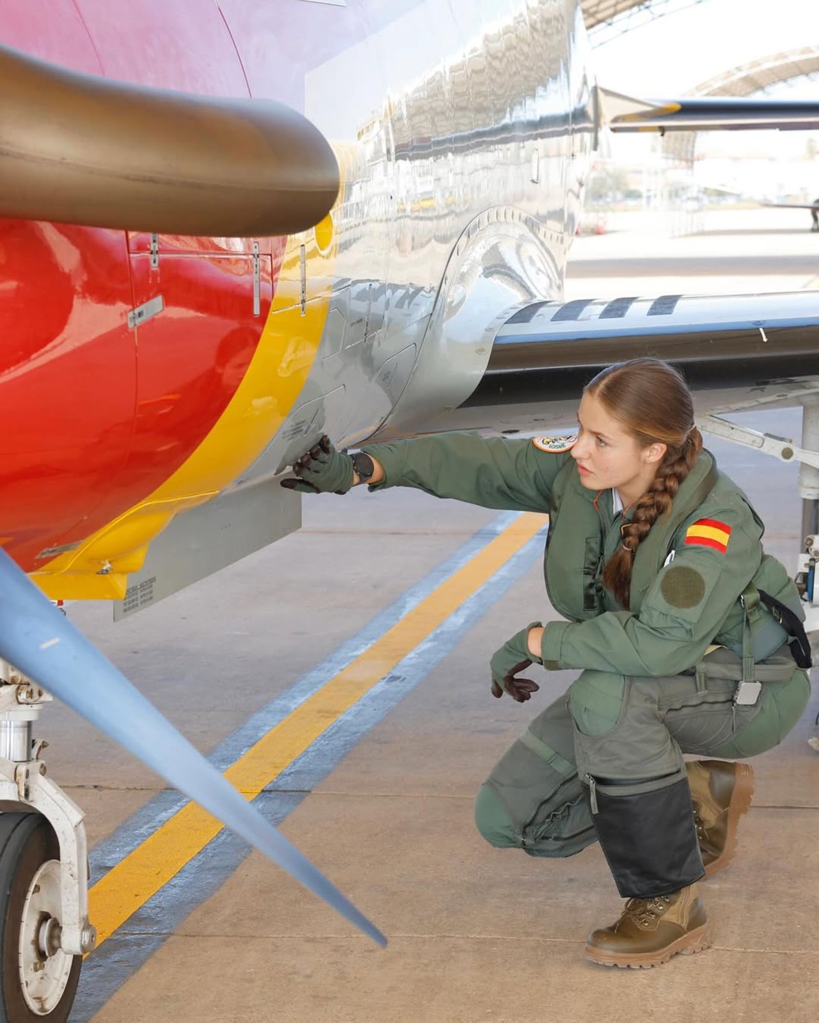 20歲「歐洲最美公主」獨自開飛機！　完成空軍首次單飛