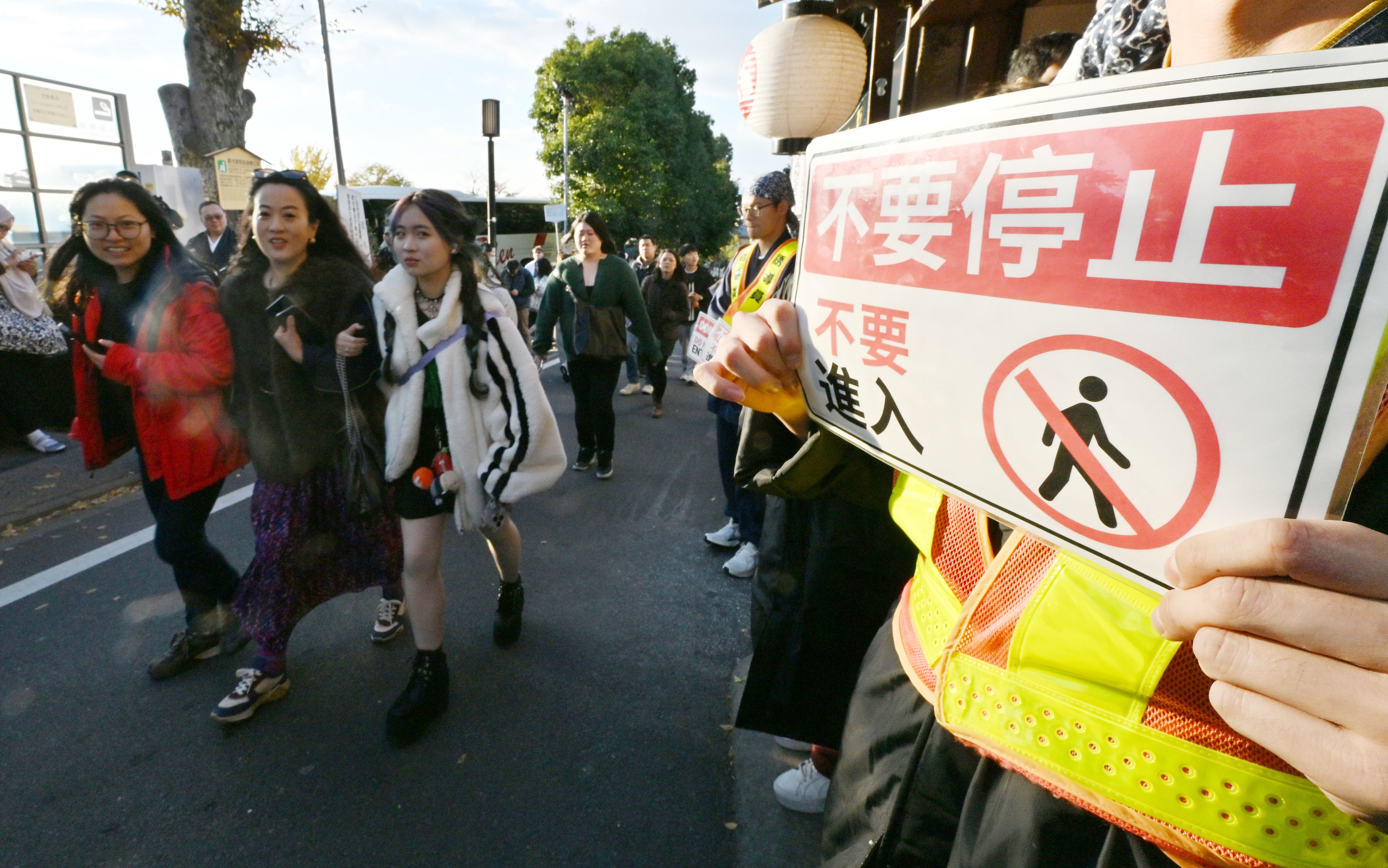 ▲▼日本京都府京都市東山區，店員手持中文告示牌，在通往清水寺的道路指揮交通。（圖／達志影像／美聯社）