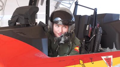20歲「歐洲最美公主」獨自開飛機！　完成空軍首次單飛
